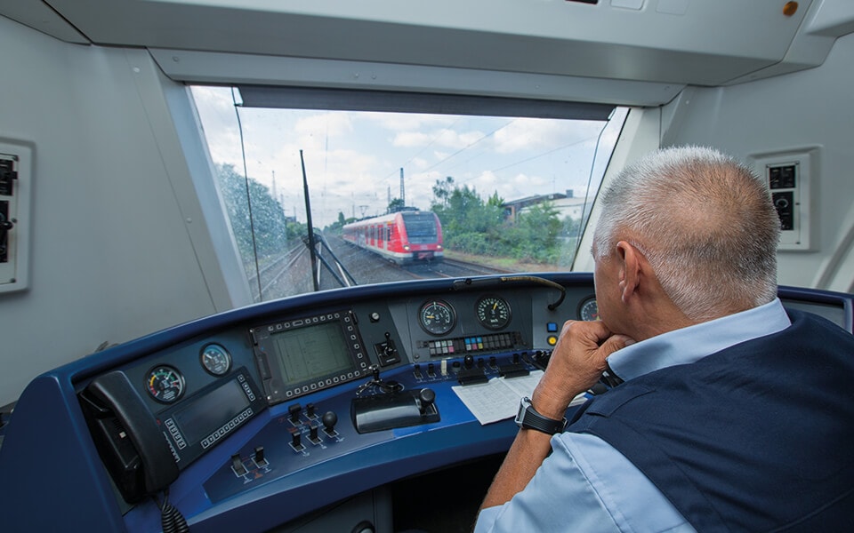 Sieht auf den ersten Blick ziemlich kompliziert aus, doch die Bedeutung der Signalanlagen kennt Pleuger nach über 40 Jahren als Lokführer in- und auswendig.