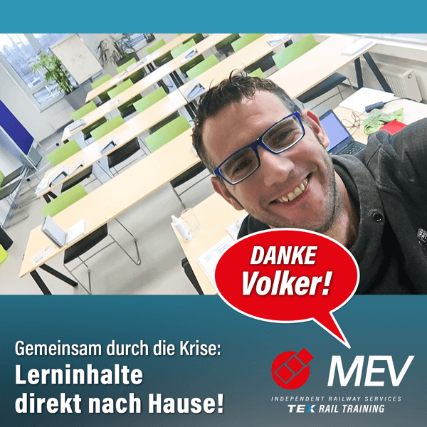 Ein Dozent macht ein Selfie in einem leeren Klassenzimmer.