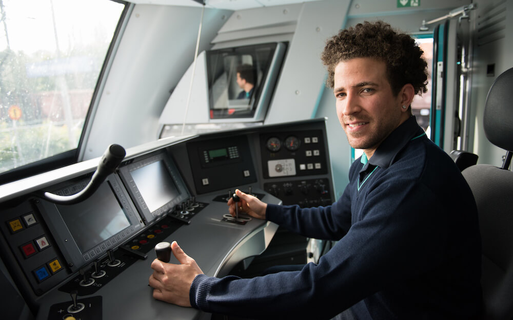 Ein Lokführer der Eurobahn im Führerstand