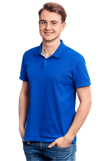 Ein junger Mann mit blonden Haaren und blauem Polo-Shirt lächelt in die Kamera. Er hat die Hände in die Hosentaschen gesteckt