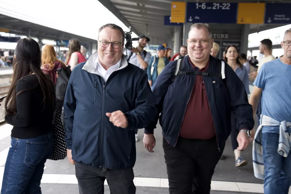Verkehrsminister Oliver Krischer und Triebfahrzeugführer Patrick am Essener Hauptbahnhof.