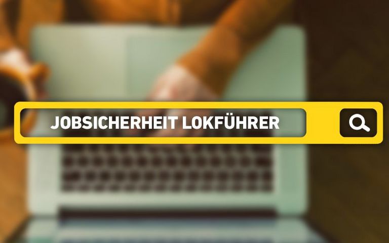 Vogelperspektive einer Person, die an einem Laptip arbeitet. Darüber eingeblendet sieht man ein Suchfeld, in dem steht "Jobsicherheit Lokführer"