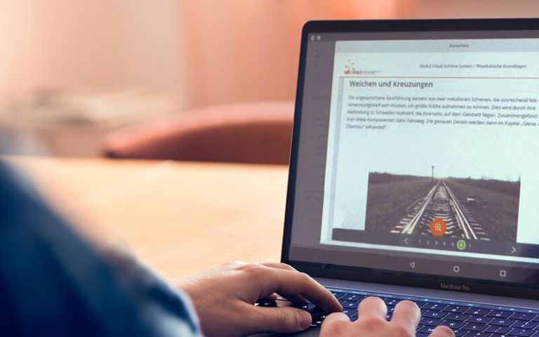 Ein Mann lernt an einem Laptop in der M.O.Z.A.R.T.-App.