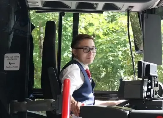 Erik Lange sitzt am Steuer eines Linienbusses.