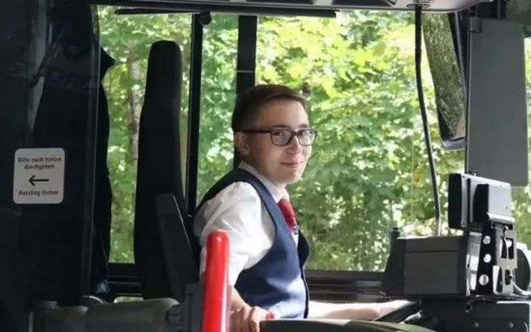 Erik Lange sitzt am Steuer eines Linienbusses.