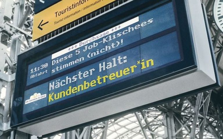 Ansicht einer dynamischen Anzeigetafel an einem Bahnhof