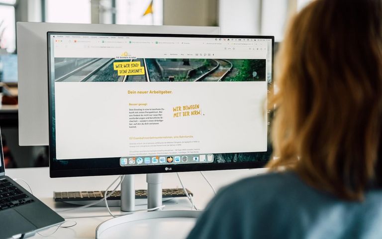 Frau schaut sich Webseite der Bahnen an