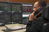 Erfolgreiches Teamwork: Krisenmanagement in der SPNV-Regiezentrale Ein Fahrdienstleister beobachtet mehrere Monitore um schnell auf Änderungen reagieren zu können und die Weichen entsprechend einzustellen.