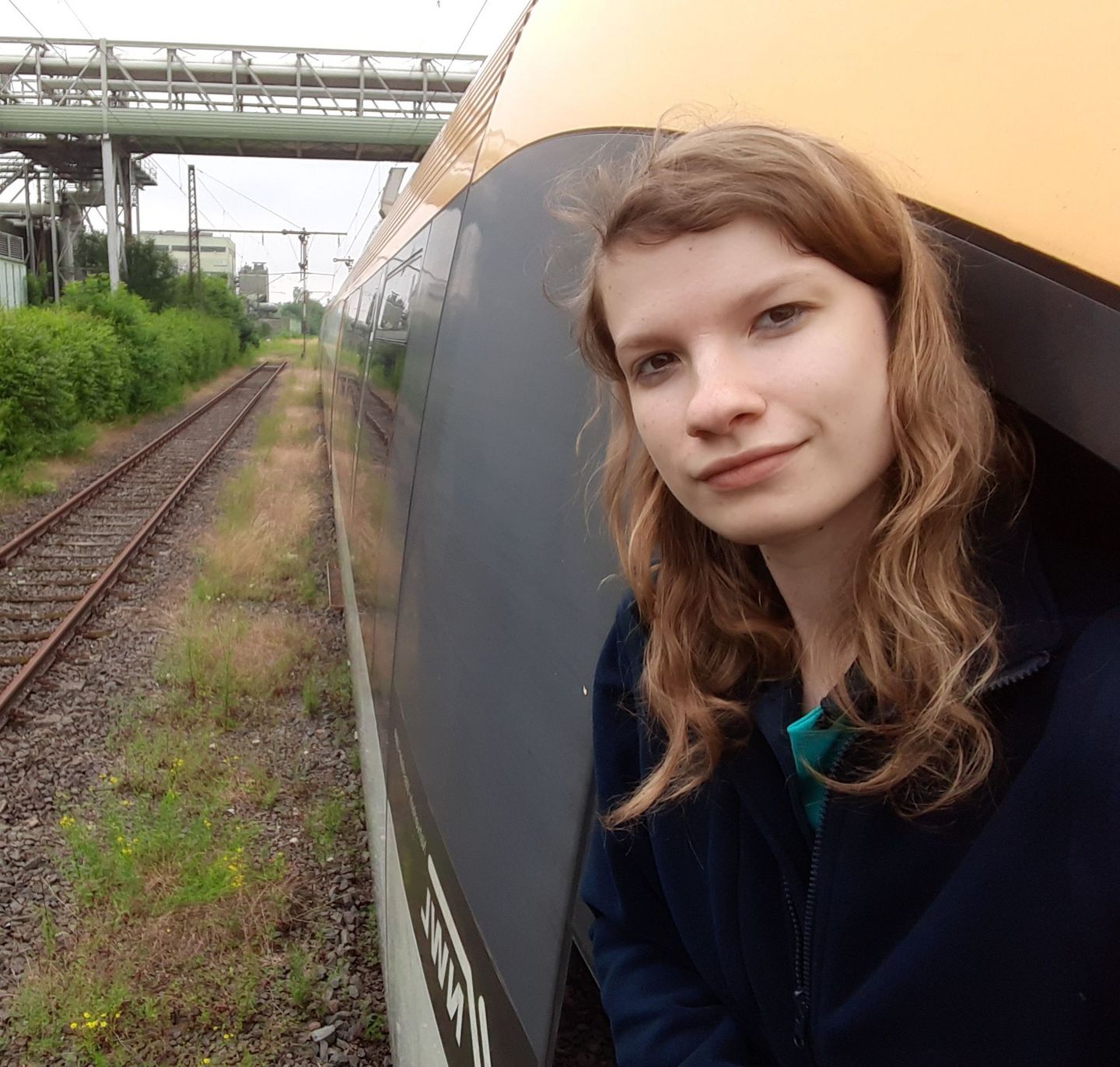 Sina Focke schaut auf der Strecke aus einem Fenster des Lokführerstandes hinaus.