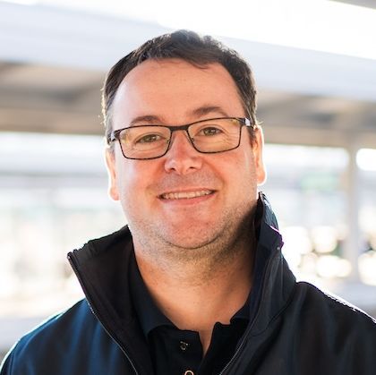 Fahrtrainer Benedikt steht an einem Gleis am Essener Hauptbahnhof.