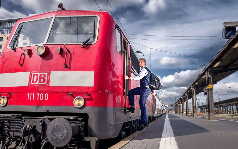 Ein junger Lokführer steigt in den Führerstand.