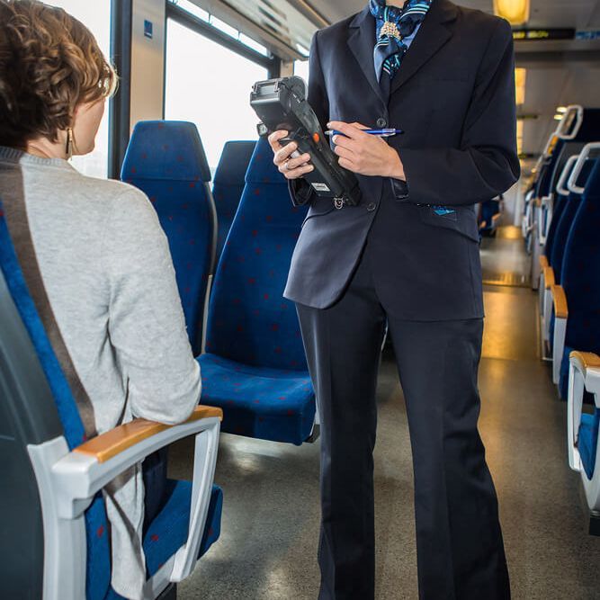 Ein Portrait einer Kundenbetreuerin, die in diesem Moment eine Ticketkontrolle durchführt.