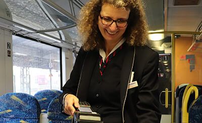 Sylvia Neumann kontrolliert die Tickets in einem Zug.