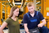 Azubi bei den Bahnen in NRW Zwei Auszubilende sitzen in einer Werkstatt.