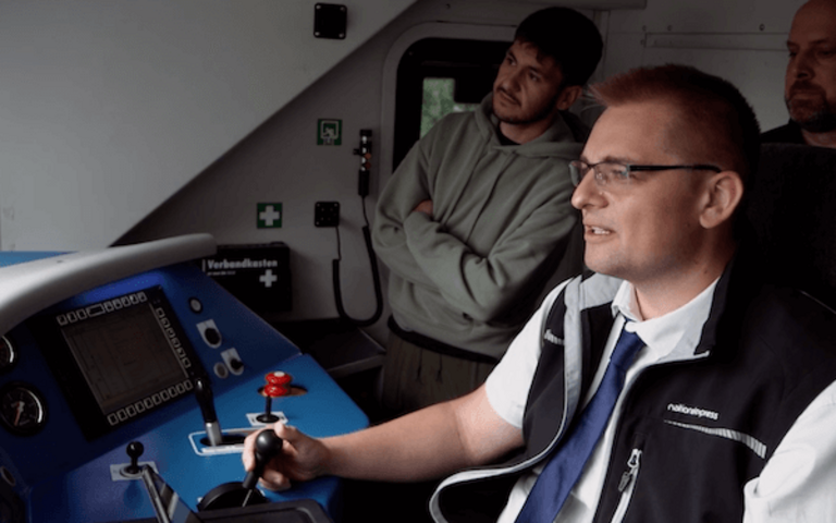 Eine Schnupperfahrt im Führerstand im RE5.