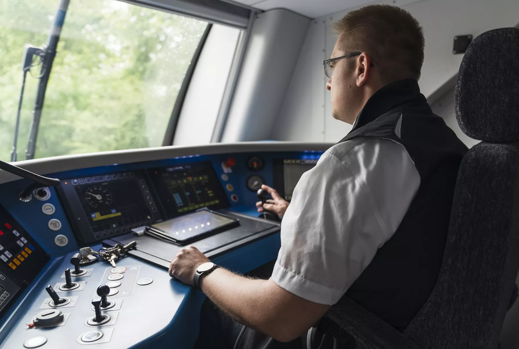 Ein Triebfahrzeugführer sitzt am Steuer einer Regionalbahn in NRW.