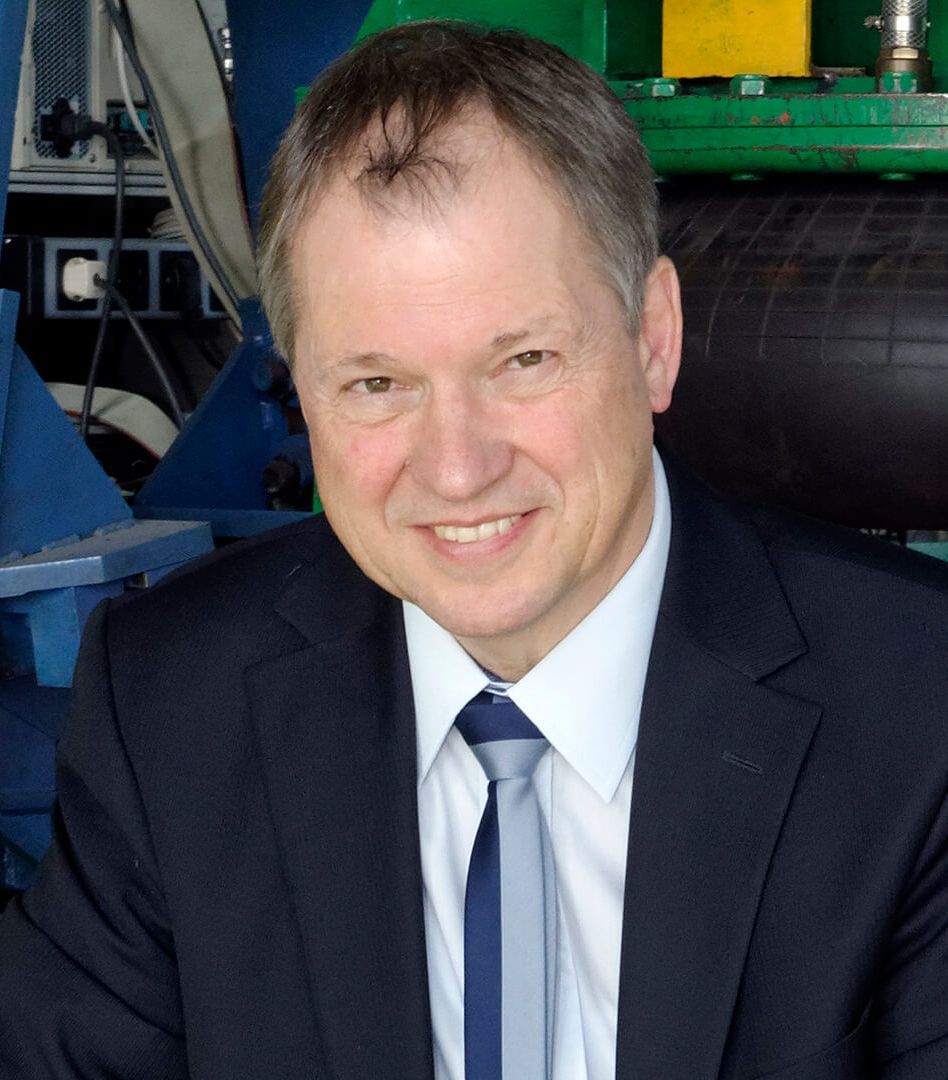 Portrait von Professor Dr. Christian Schindler, Lehrstuhlinhaber und Direktor des Instituts für Schienenfahrzeuge und Transportsysteme (IFS) an der RWTH Aachen