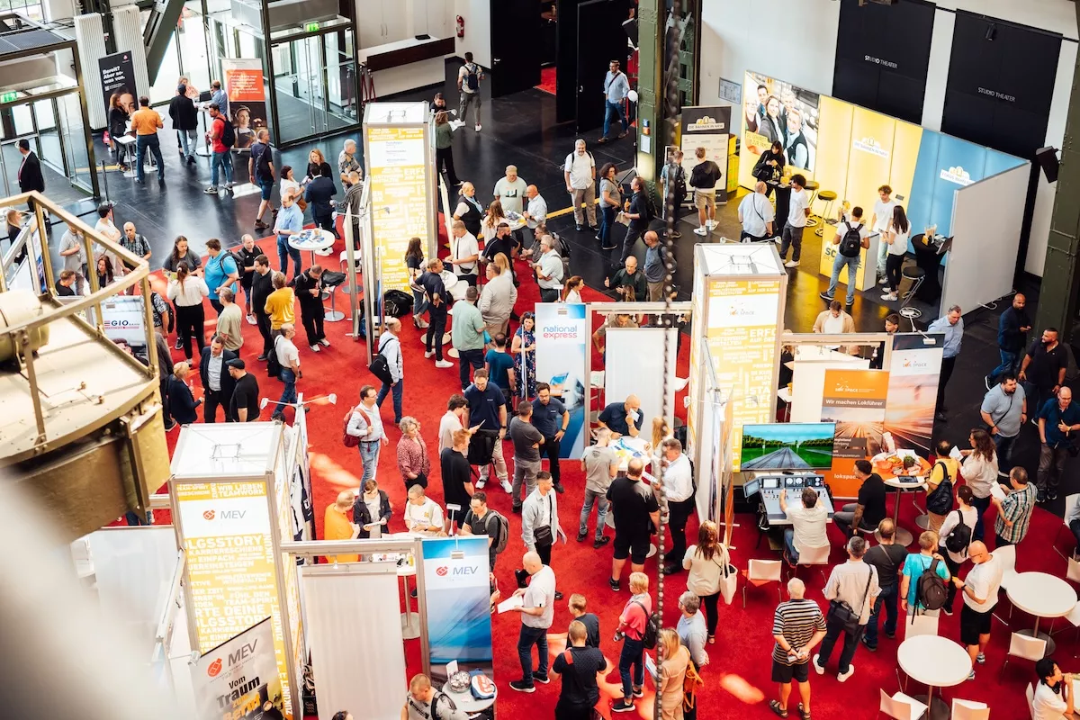 Besucher auf der Jobmesse KarriereSchiene im Colosseum Theater Essen