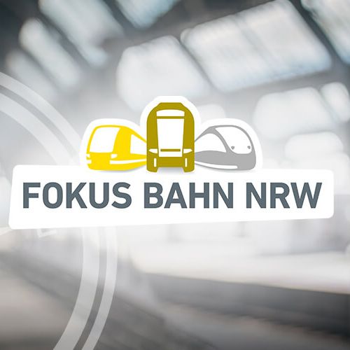 Das Logo von "Fokus Bahn NRW", im Hintergrund ist verschwommen ein Bahnhof zu sehen.