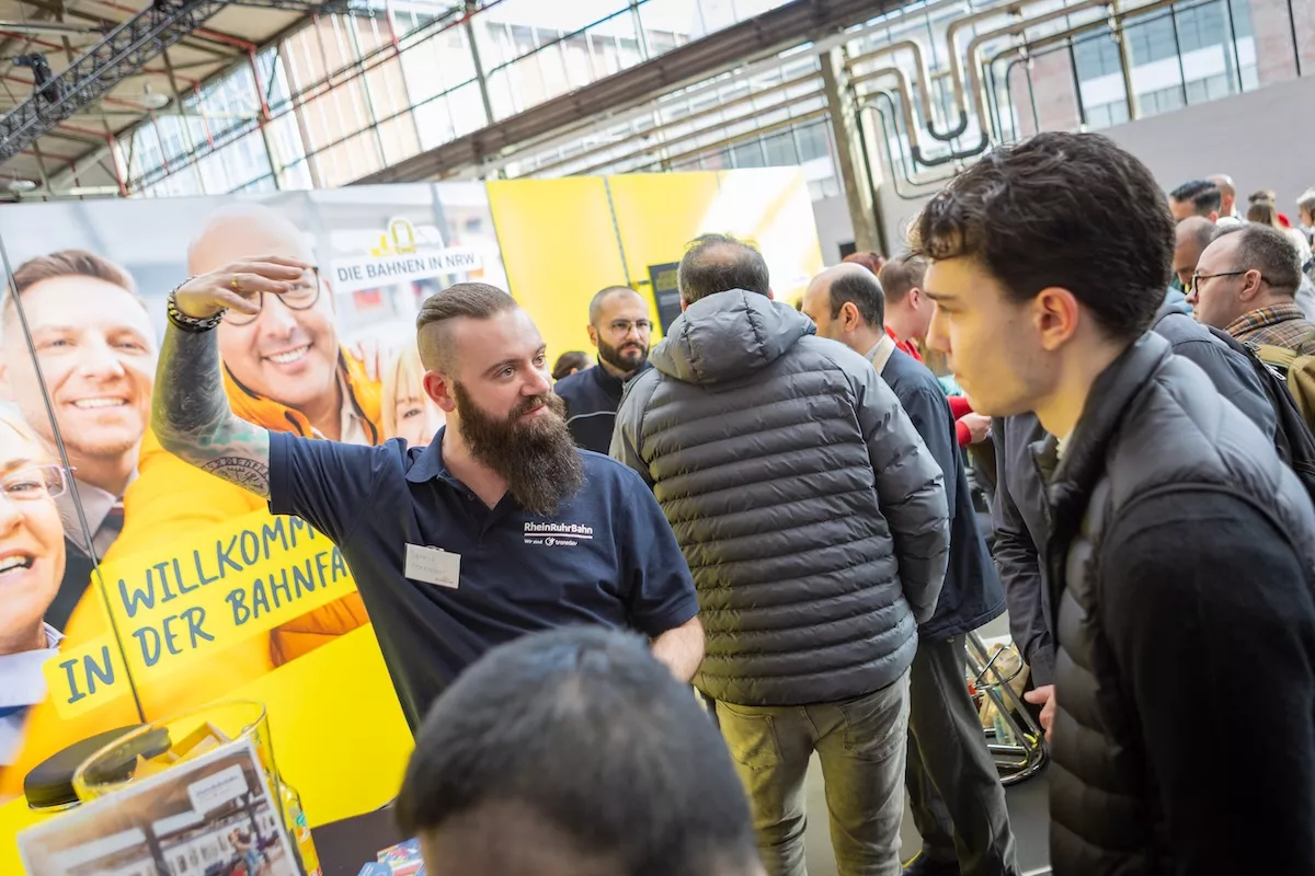 Ein Bewerbungsgespräch auf einer Jobmesse. 
