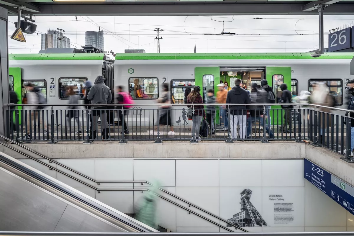 Eine S-Bahn hält am Dortmunder Bahnhof. 