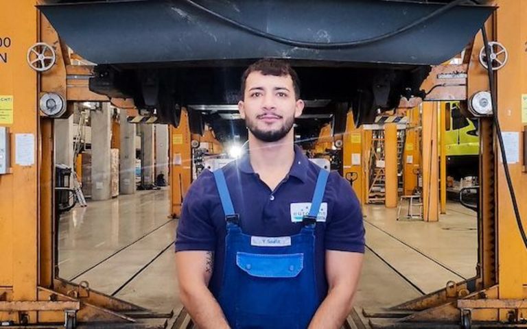 Werkstattmitarbeiter Younes in der Werkstatt der eurobahn.