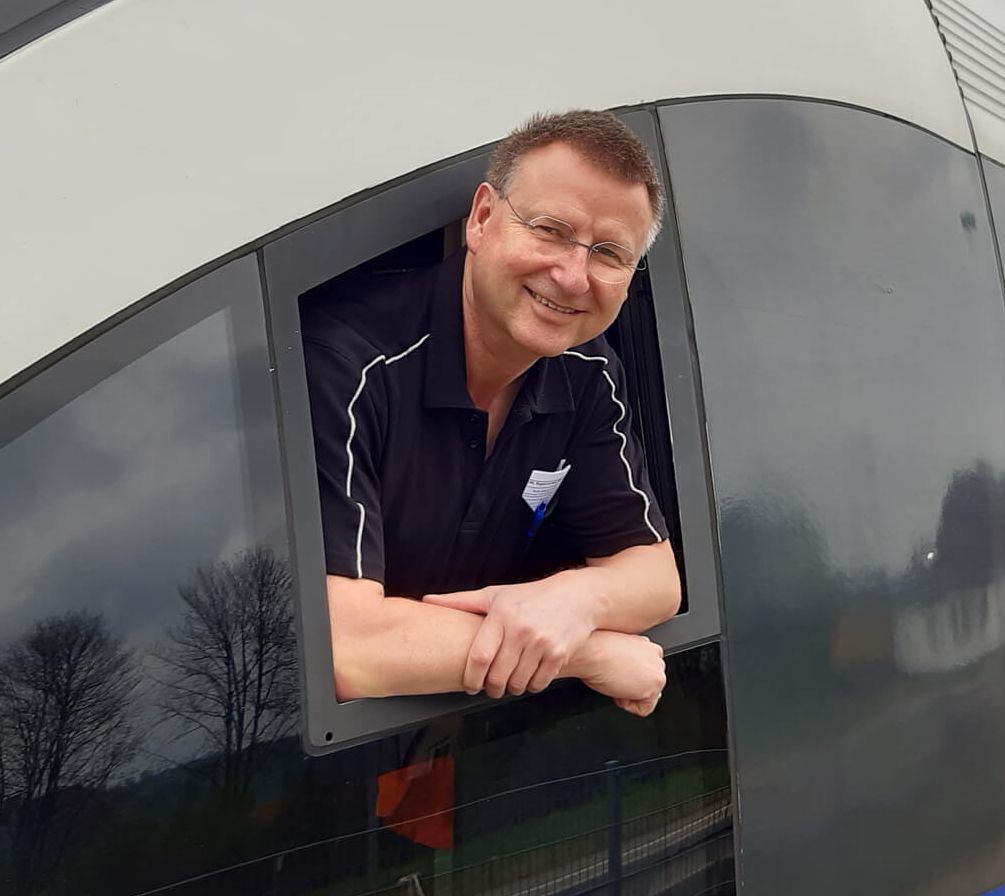 Lokführer Markus Heitkemper schaut aus dem Führerhaus eines Zuges hinaus.