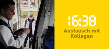 Cihad Kayman steht im Ausgang des Führerstandes und hält seine Jacke in der Hand, ein anderer Lokführer steht vor der Tür.