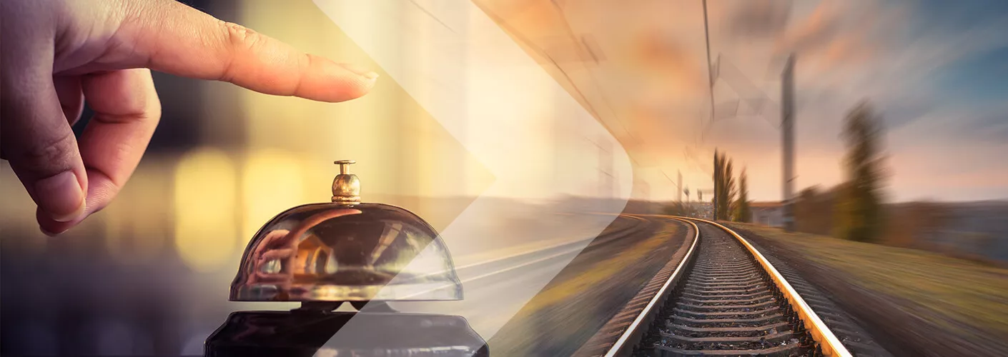 Links im Bild ist eine Hand zu sehen, die auf eine altmodische Service-Klingel drückt. Ein Pfeil führt zum rechten Bild, auf dem Schienen im Sonnenuntergang zu sehen sind.