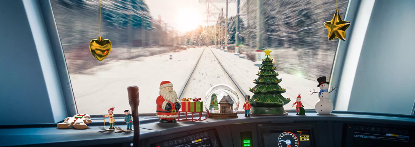 Das innere eines Führerstandes. Auf der Konsole steht weihnachtliche Deko.