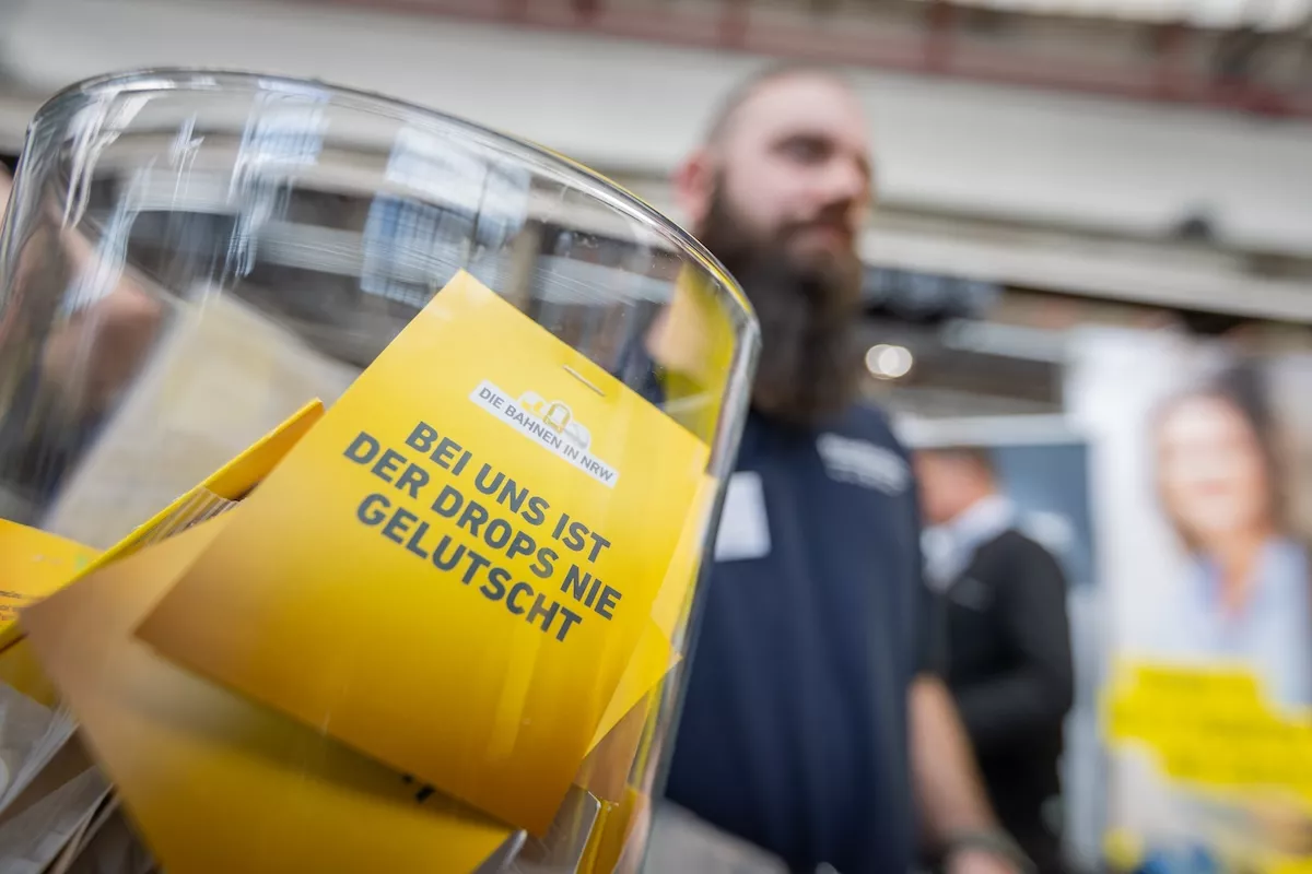 Werbematerial liegt auf einer Jobmesse für die Besuchenden in einer Glasschüssel.