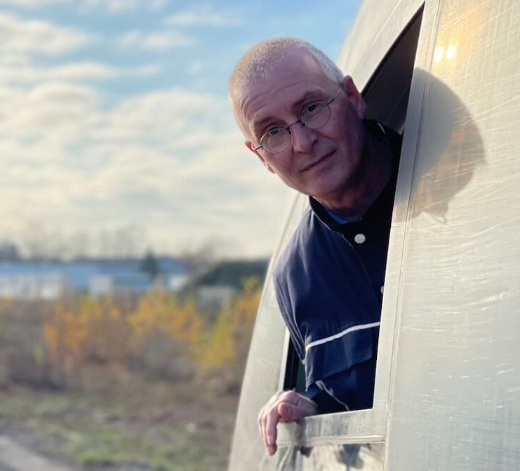 Andreas Immekeppel schaut aus dem Fenster des Führerhauses eines Zuges.