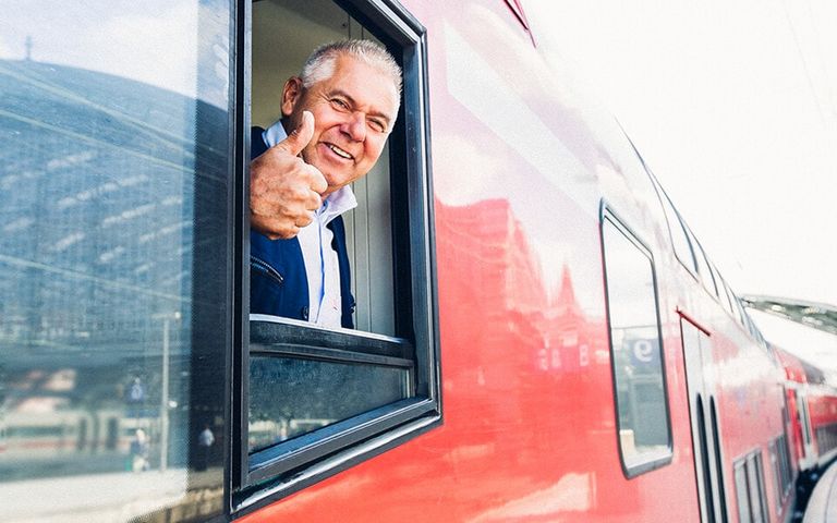 Rüdiger Pleuger schaut aus dem Führerstand der Bahn.