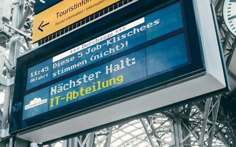Ansicht einer dynamischen Anzeigetafel an einem Bahnhof